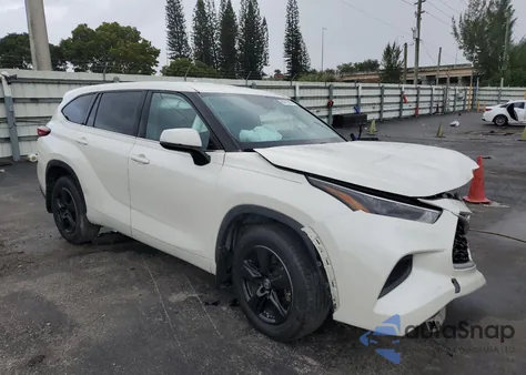 2021 Toyota Highlander L z USA, uszkodzony, nr VIN 5TDCZRBHXMS523765